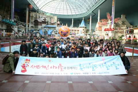 25일, 복지단체 ‘함께하는 사랑밭’이 주최하고 롯데월드가 후원하여 ‘새터민 아이들과 함께 하는 롯데월드 가을나들이’가 열렸다.