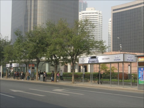사진은 동창안졔(東長安街, 북동지역) 총 41개 버스정류장의 상단에 설치된 현대자동차 광고