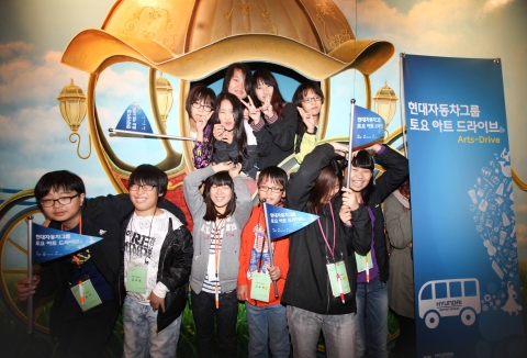 27일(토) 서울 관악구 청솔지역아동센터 어린이들이 능동 어린이대공원 내 아트센터Y에서 3D 블랙아트전 관람 후 기념 촬영을 하고 있는 모습