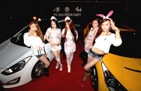 할로윈 파티에 참가한 모델들이 PYL 차량 i30(좌), 벨로스터 터보(우)와 함께 포즈를 취하고 기념촬영을 하는 모습.