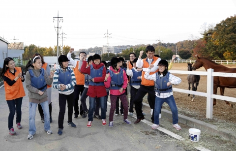 지난 26일 고양시 식사동에 위치한 한화의 ‘로얄새들승마클럽’에 노원구 하계동에 위치한 ‘동천의 집’ 지적장애청소년 10여명을 초대하여, 승마 체험 및 말과의 교감 등 다양한 체험활동 등을 통해 재활치료의 시간을 가지고 있다.