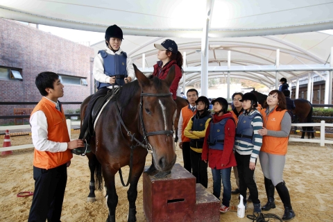 지난 26일 고양시 식사동에 위치한 한화의 ‘로얄새들승마클럽’에 노원구 하계동에 위치한 ‘동천의 집’ 지적장애청소년 10여명을 초대하여, 승마 체험 및 말과의 교감 등 다양한 체험활동 등을 통해 재활치료의 시간을 가지고 있다.