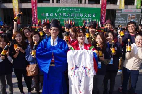 샘표는 베이징대에서 열린 국제 문화제에서 한국 유학생들과 발효음식과 전통문화를 홍보하였다.