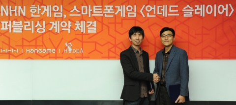 NHN 스마트폰게임 퍼블리싱사업부 이종하 부장(오른쪽)과 하이디어 김동규 대표(왼쪽)가 스마트폰 액션 게임 <언데드 슬레이어>의 퍼블리싱 계약을 29일 체결하고 악수를