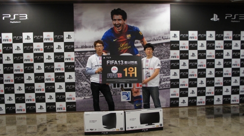 소니컴퓨터엔터테인먼트코리아는 EA SPORTS™ FIFA 13의 출시를 기념하여 개최한 PlayStation®3 FIFA 13 토너먼트를 28일(일) 서울 미근동 KT&G 상상 Univ.에서 개최했다.이날 대회에서는 김도형, 윤성용 팀이 이원일, 나성호 팀을 세트 스코어 2대 0으로 물리치고 우승을 차지했다.