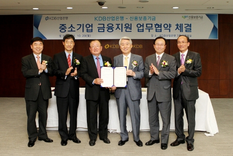 29일 오후 여의도 산업은행 본사에서 안택수 신보 이사장(사진 오른쪽에서 세번째)과 강만수 산업은행장(사진 왼쪽에서 세번째)이 협약을 체결한 후 신보, 산업은행 임직원들과 기념촬영