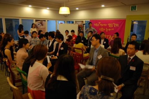 러브앤 토크의 미팅 파티 모습