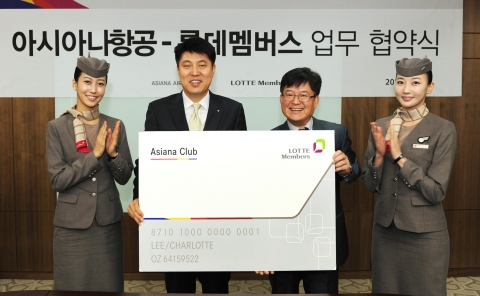 지난 30일 서울시 중구 남창동 롯데카드 본사에서 아시아나항공 송석원 여객마케팅 담당상무(왼쪽 두번째)가 롯데카드 롯데멤버스사업부장 박두환 이사와 '아시아나 롯데멤버스&#