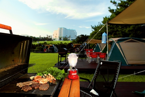 서귀포 KAL호텔은  청명한 가을시즌을 맞아 제주여행객들을 대상으로 청정지역에 펼쳐지는 캠핑 & 바비큐 패키지를 2012년 11월 30일까지 선보인다.
