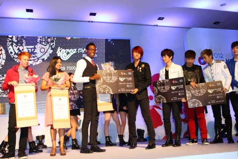 관광공사는 금일 오후 청담동 비욘드뮤지엄에서 'Buzz Korea Awards' 행사를 개최하고, 한류스타 2PM과 miss A가 참가한 가운데 ‘펀 투어’ ‘맛
