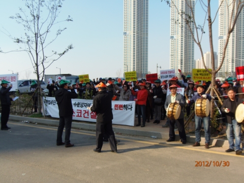 인천 청라지구 포스코건설 레이크파크 입주예정자 150여명은 지난달 30일(화) 해당 아파트 건설현장에서 포스코건설 측에 사기분양에 따른 분양계약 해지 및 부당이익 반환 요구집회를