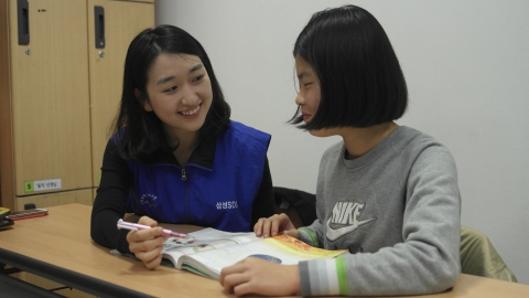 방배동에 위치한 하나복지학교에서 삼성SDS 직원이 공부방 학생에게 중학생 과학을 지도하고 있다.