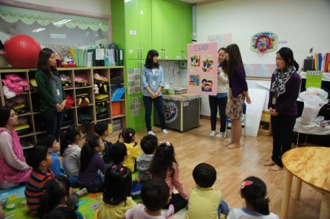 나눔교육에 참여한 아동이 집중해서 설명을 듣고 있다.