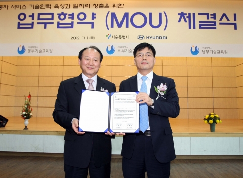 김태석 현대자동차 서비스사업부장(오른쪽)와 권혁소 서울시 경제진흥실장(왼쪽)이 함께 업무협약서를 들고 기념촬영하는 모습.