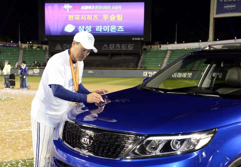 기아자동차㈜는 지난 1일 잠실야구장에서 열린 한국시리즈 6차전이 끝난 뒤 MVP로 선정된 이승엽 선수(삼성 라이온즈)에게 대한민국 대표 중형 SUV ‘뉴 쏘렌토R’을 증정했다.