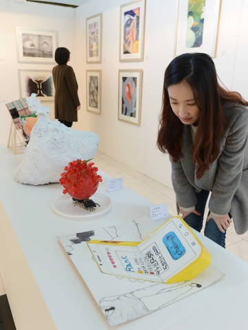 KDB금융그룹(회장 강만수)은 오는 3일부터 16일까지 KDB산업은행 본점 로비 및 야외 정원 내 파이어니어 갤러리에서 ‘제 1회 KDB학생미술대전’ 수상작 전시회를 연다고 밝혔다