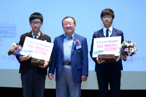 2일 오후 서울 여의도 KDB 산업은행 본점에서 열린 ‘제1회 KDB학생미술대전’ 시상식에서 강만수 KDB금융그룹 회장이 수상자들과 기념 촬영을 하고 있다. 사진은 왼쪽부터 중등부