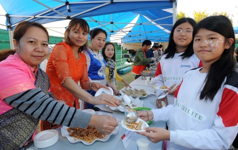 한국암웨이 ‘뉴트리라이트 축구교실과 함께 하는 지구촌 축구한마당’에서 진행된 ‘다문화 전통 음식 체험 이벤트’ 에서 참가자들이 인도네시아, 필리핀, 태국 등 세계 각국의 전통 음식