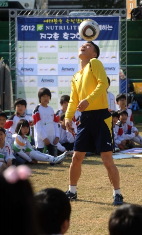 한국암웨이 ‘뉴트리라이트 축구교실과 함께 하는 지구촌 축구한마당’에서 아트사커부문 세계 기네스북 기록보유자인 허남진 씨가 참가 어린이들을 대상으로 축구 묘기 시연과 축구클리닉을 진