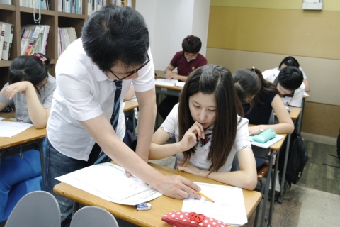 신우성논술학원 논술 수업 장면.