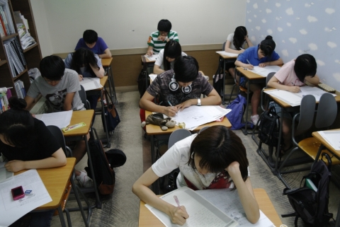 대치동 신우성논술학원 논술 수업 장면.