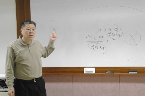 대치동에서 논술 잘 가르치기로 소문난 신우성논술학원의 신문기자 출신 이백일 선생.