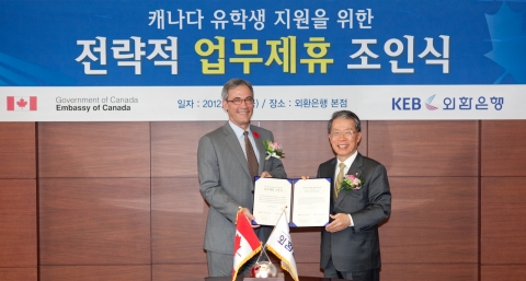 2일 을지로 외환은행 본점에서 열린 외환은행과 주한 캐나다 대사관간의 캐나다 유학생 지원을 위한 전략적 업무제휴조인식에서 외환은행 윤용로 행장(사진 오른쪽)과 데이빗 채터슨 주한 