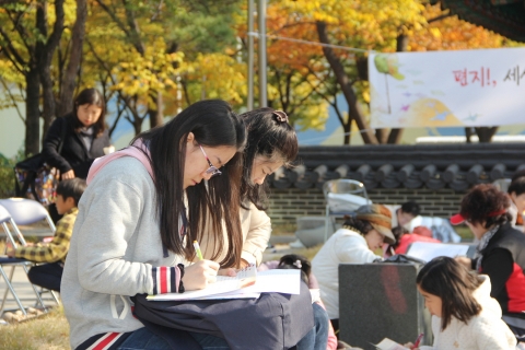 서울지방우정청이 주최하는 편지쓰기 대회 참가자