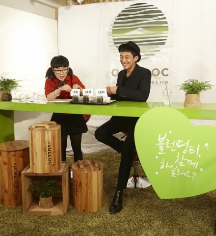 ㈜아모레퍼시픽 프리미엄 녹차 브랜드 오설록의 홍보모델인 유아인이 ‘2012 오설록 티 토크(TEA TALK) with 유아인’ 행사에서 오설록 최고 블렌딩 차로 ‘삼다연 제주영귤’
