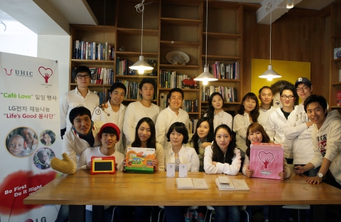 LG전자 재능기부 봉사단 ‘라이프스 굿(Life’s Good) 자원봉사단’은 4일 연말을 맞아 일일카페 ‘카페 러브’를 열고, 기념 촬영을 하고 있다.