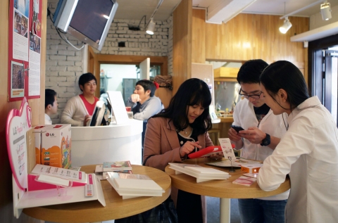 '카페 러브'를 찾은 가족들이 스마트폰으로 촬영한 사진을 LG전자 포켓포토로 출력하고 있다.