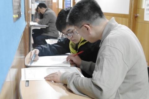 신우성논술학원의 1대1 논술 첨삭 지도 장면.