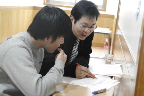 대치동 신우성논술학원의 수리논술 스타강사 백성현 선생이 1대1로 수리논술을 첨삭 지도하는 장면.