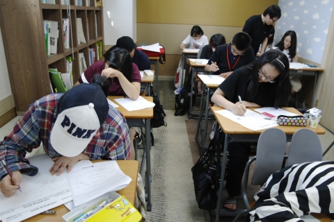 신우성논술학원의 논술 수업 장면. 신우성학원은 1대1 대면 첨삭 지도를 충실히 하는 것으로 명성이 높다.