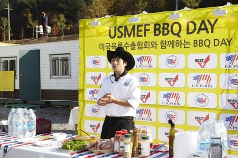 미국육류수출협회가 개최한 BBQ Day에서 미국산 냉장 돼지고기 모델로 활동 중인 신효섭 셰프가 미국산 육류를 활용한 바비큐 요리 시연을 선보이고 있다.