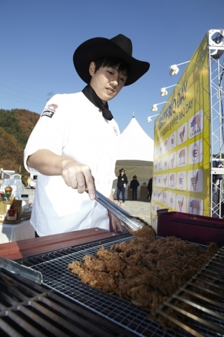 미국육류수출협회가 개최한 BBQ Day에서 신효섭 셰프가 미국산 소고기를 활용한 바비큐 요리 시연을 선보이고 있다.
