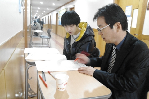 대치동 신우성논술학원 1대1 대면첨삭 장면.