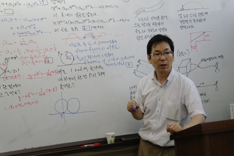 신우성논술학원의 수리논술 수업 장면.