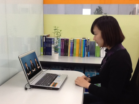노트북으로 셀프모의면접 서비스를 이용하는 국민대학생 모습
