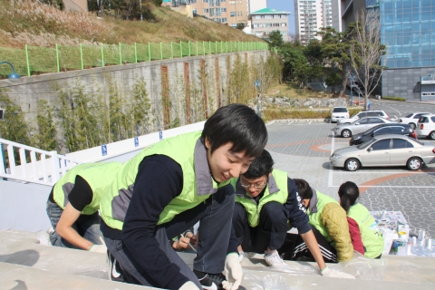 부산·경남지역 사회복무요원들로 구성된 재능나눔 봉사동아리 ‘사회복무벽화지원단’이 지난 11월 3일 부산 영도구장애인복지관을 방문해 무료 벽화그리기 재능봉사를 펼쳤다.