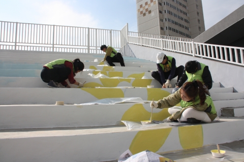부산·경남지역 사회복무요원들로 구성된 재능나눔 봉사동아리 ‘사회복무벽화지원단’이 지난 11월 3일 부산 영도구장애인복지관을 방문해 무료 벽화그리기 재능봉사를 펼쳤다.