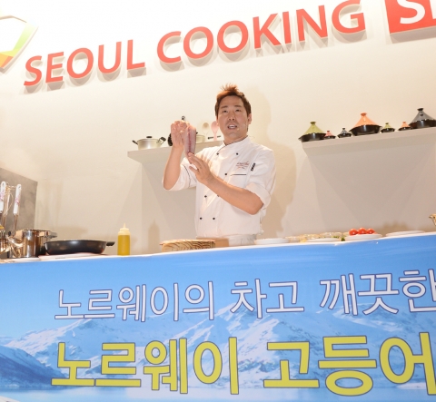 ‘2012 서울 쿠킹쇼’에서 스타 셰프 샘 킴이 맛과 영양이 풍부한 노르웨이 고등어를 활용한 파스타 요리 시연을 선보이고 있다.