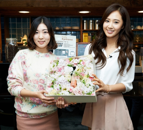 마몽드 모델 소녀시대 유리의 서프라이즈 꽃배달 서비스를 받은 이벤트 당첨자가 꽃과 유리의 친필카드, 신제품을 선물받고 즐거워하고 있다.