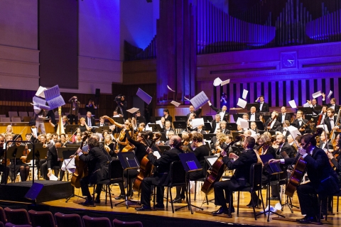 벨기에의 명문 심포니 오케스트라인 '브뤼셀 필하모닉(Brussels Philharmonic)'이 7일(현지시간) 벨기에 브뤼셀에서 삼성전자 '갤럭시노트 