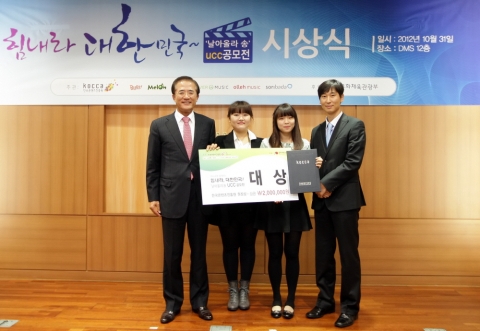대상작품을 공동 출품한 한예진 뮤지컬학과 장보라(왼쪽), 강유란(오른쪽) 수상하는 모습