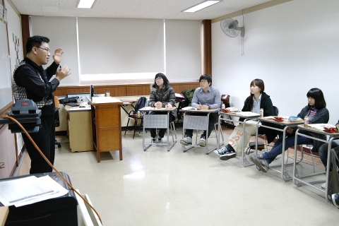 수능 직후에 단기 논술반을 운영하는 대치동 신우성논술학원. 사진은 신우성학원의 유병철 선생이 논술 강의를 하는 장면.
