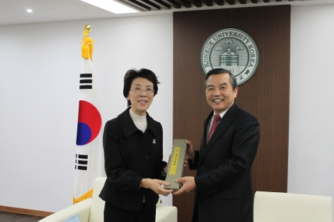 건국대학교(총장 송희영)는 중국 난징대 리우샤오리(刘晓丽) 총장보 일행이 발전기금사업 벤치마킹과 복수학위 관련 협의를 위해 건국대를 방문했다고 9일 밝혔다.