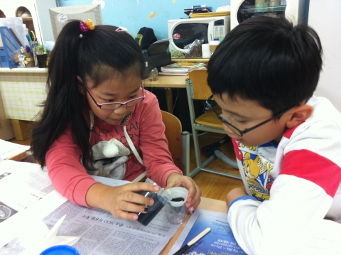 지난 2012년 11월 8일 삼전종합사회복지관(관장 박영희) 방과 후 교실에서는 이화창의교육센터와 함께 하는 생활과학교실 수업이 진행되었다.