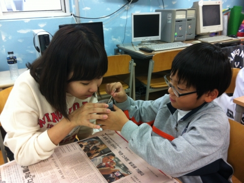 지난 2012년 11월 8일 삼전종합사회복지관(관장 박영희) 방과 후 교실에서는 이화창의교육센터와 함께 하는 생활과학교실 수업이 진행되었다.