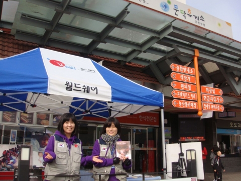 태경산업(주) 문막(상, 하)휴게소는 국제구호 NGO 월드쉐어와 함께 지난 8월~10월까지 지구촌 아이들의 사진과 진흙쿠키, PT병 신발 등을 전시하여 가족 단위로 휴게소를 찾는 